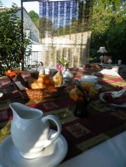 petit-dejeuner-terrasse-vacances.JPG (627186 octets)